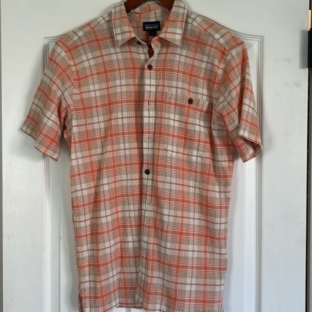 Men’s organic cotton button up shirt. Medium Patagonia. Orange and tan.